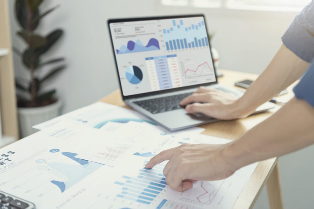 Businesspeople working in finance and accounting Analyze financi Professional achter laptop. Op laptop draait dashboarding software