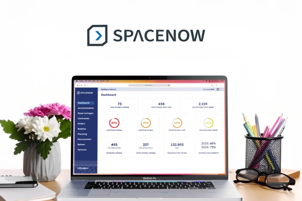 SpaceNow Bureau met decoraties . Een Macbook waarop SpaceNow, reserveringssysteem software voor onder meer sportzalen en vergaderlokaties.