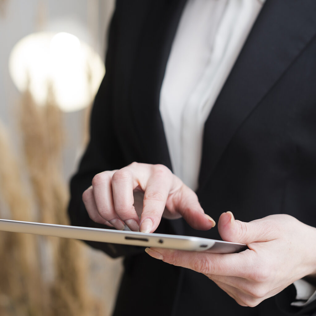 Vrouwlijke professional die tikt op haar tablet in hand