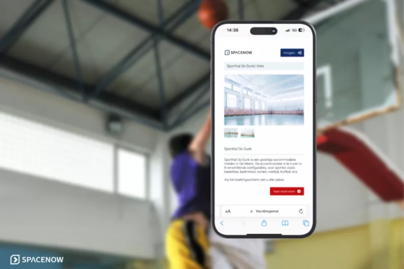 SpaceNow-portal-800x533 Op de achtergrond: een sportzaal met twee mannelijke basketbalspelers. Op de voorgrond: Een mobiele telefoon met daarop het SpaceNow reserveringssysteem.