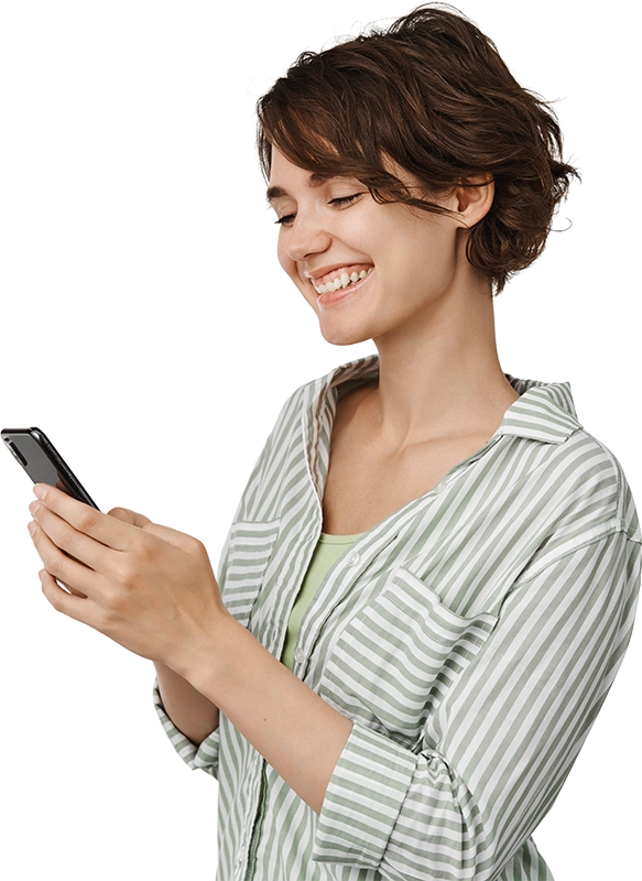 Vrouwelijke professional bekijkt op haar telefoon de laatste inzichten uit de business intelligence module