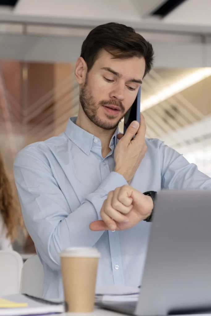 SpaceNow-reserveringsmanagement-2 mannelijke professional achter laptop aan het werk