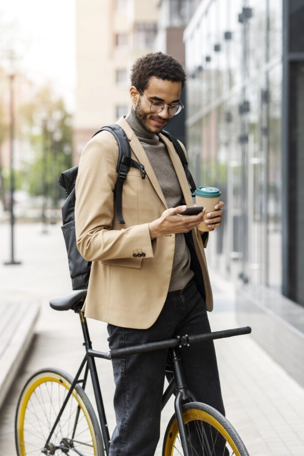 young-adult-cycling-work-city-600x900-1 mannelijke professional die onderweg de SpaceNow beheerders app checkt
